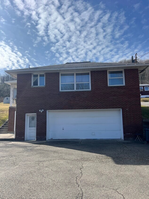 2 bedroom house with 2 car garage - 317 Lower Stella Ireland Rd