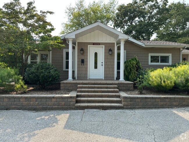 Building Photo - 1409 Miller Dr