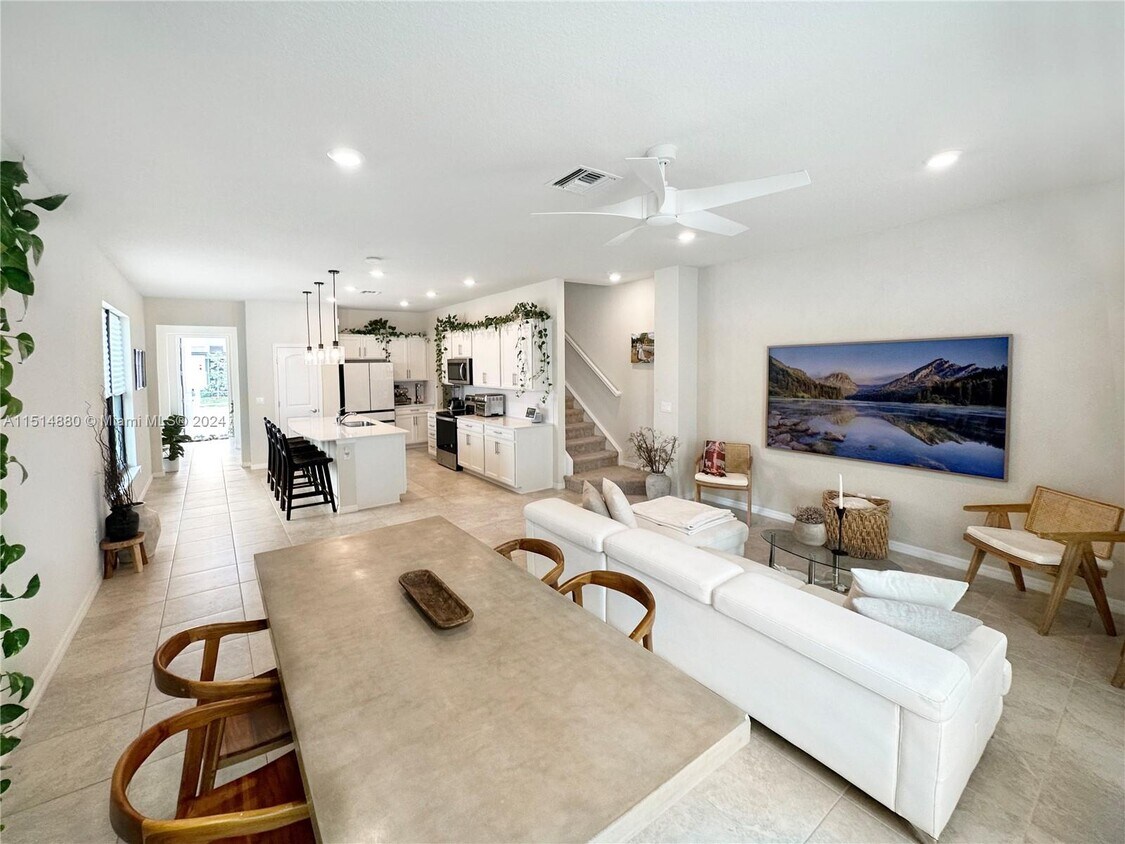 Primary Photo - 2121 Appleton Cir S