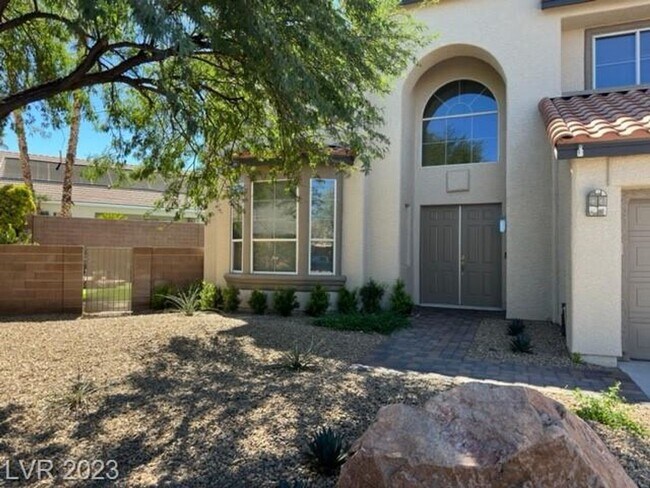 Foto del edificio - Semi-Custom Luxury - 4 Bedroom Home!!