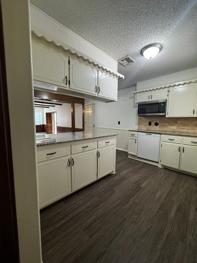 Building Photo - (3) Bed/(2) Bath with (2) Living Areas in MWC Avail NOW!