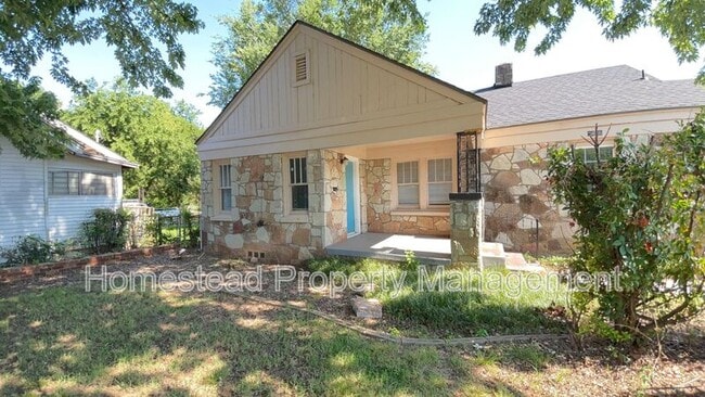 Building Photo - 1436 NE 8th St