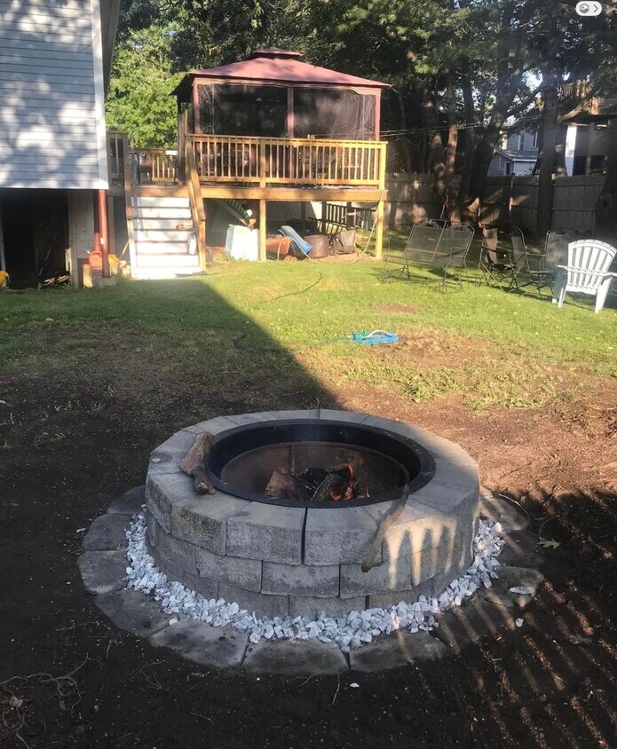 Excelente espacio al aire libre con un patio cercado. - 11 Sunrise Ave