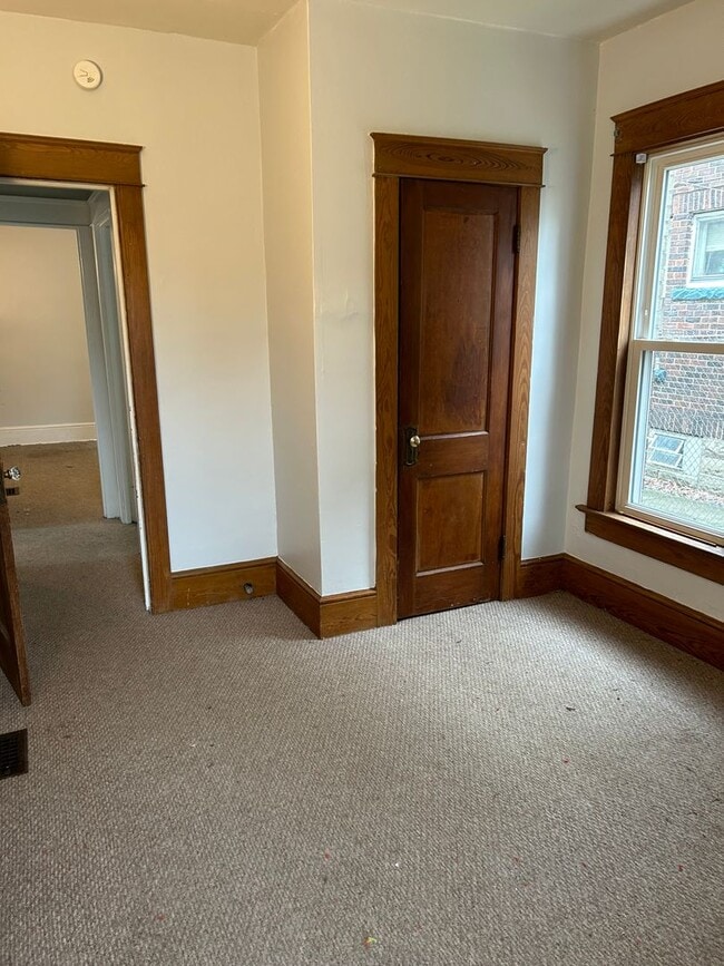 Building Photo - 2 BR Down Near Gridley Park w big yard & p...