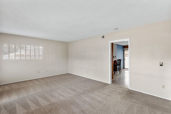Living room - 1529 E Elm Ave