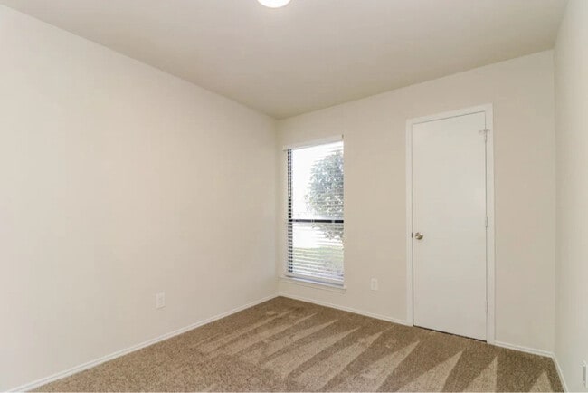 Building Photo - 415 Revolution Ln