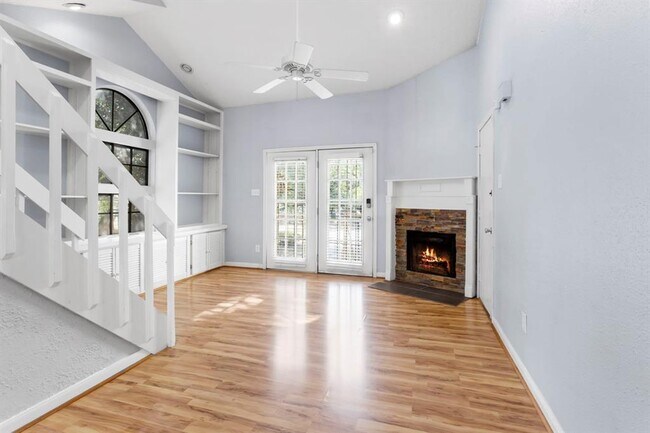 Foto del edificio - 2425 Holly Hall St