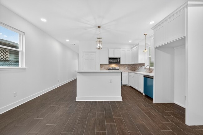 Building Photo - 714 Zoe St