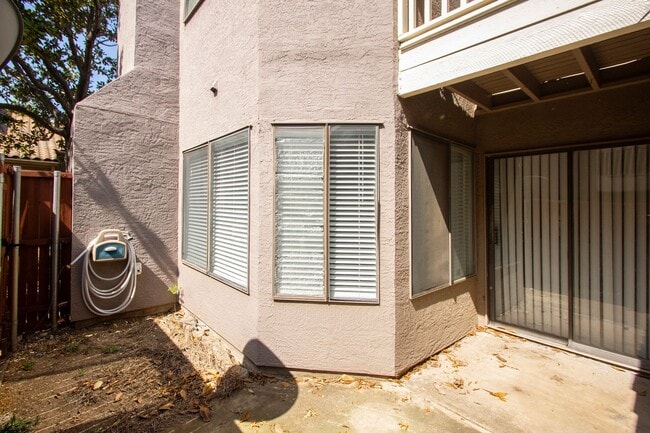 Building Photo - Fantastic Location 2 Bedroom 2 bath!