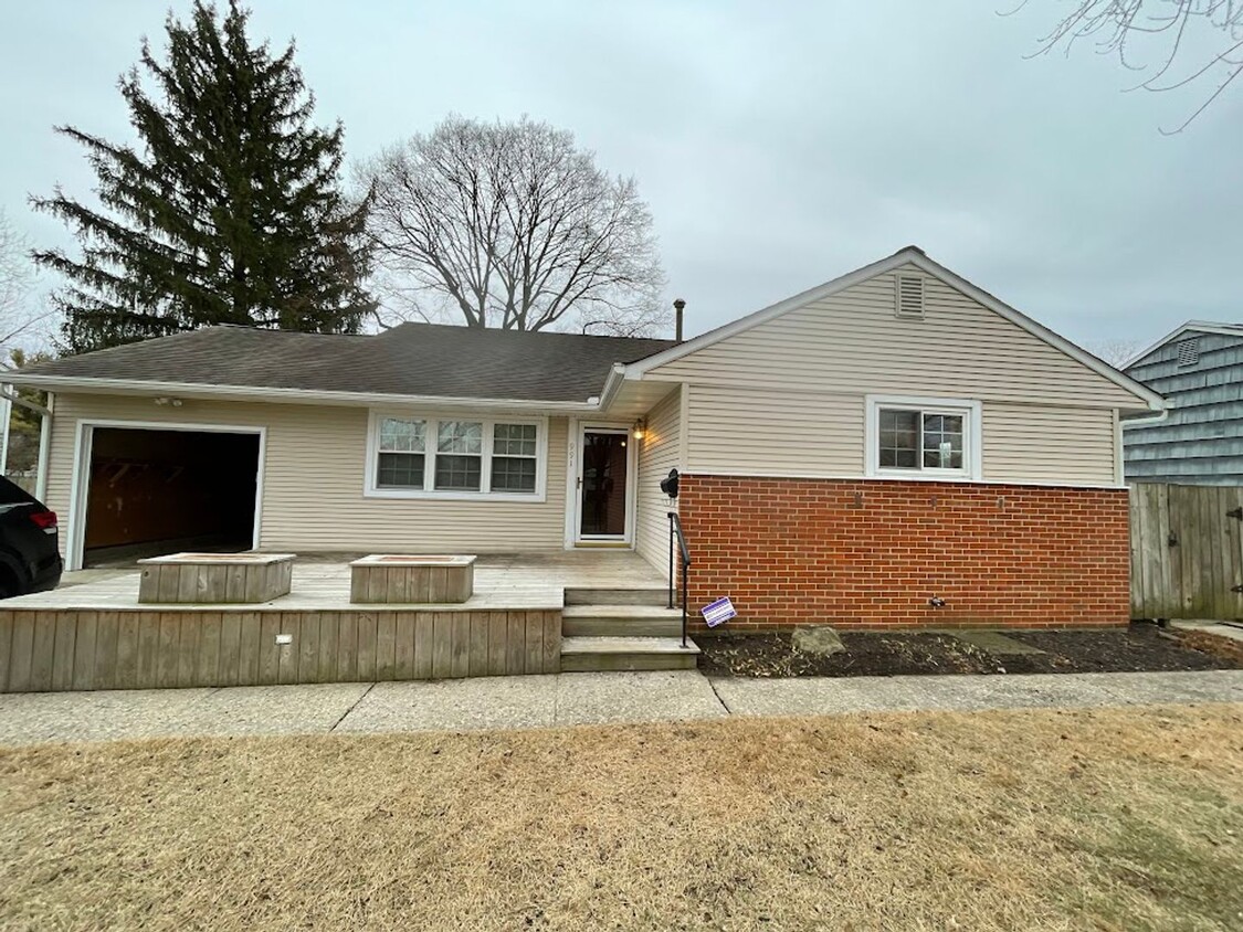 Primary Photo - 3 Bedroom, 1.5 Bath Home with Fenced in Ba...