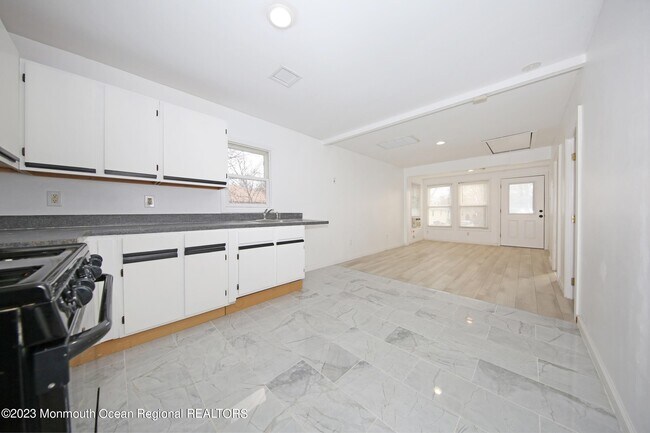 Building Photo - 243 Seabreeze Ave