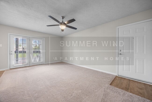 Entrada a la sala de estar de 1x1 - Summer Wind Apartments