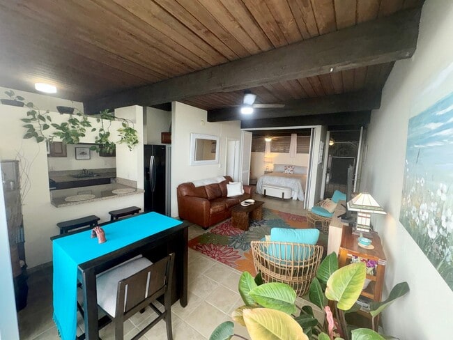 Building Photo - UNFURNISHED 1BD/1BA WITH AN OCEAN VIEW