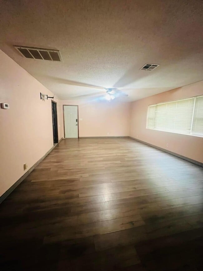 Building Photo - Spacious home in Seiling!