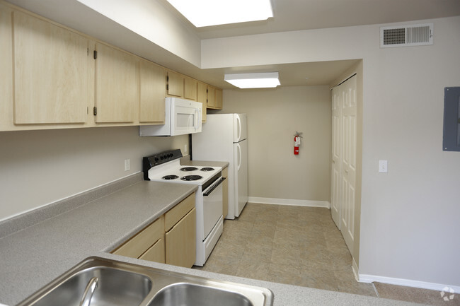 1BR, 1BA - 632 SF - Lynmar Apartments