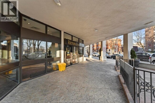 Building Photo - 150 Park St W