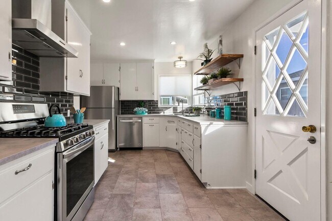 Large kitchen - 1066 15th Ave