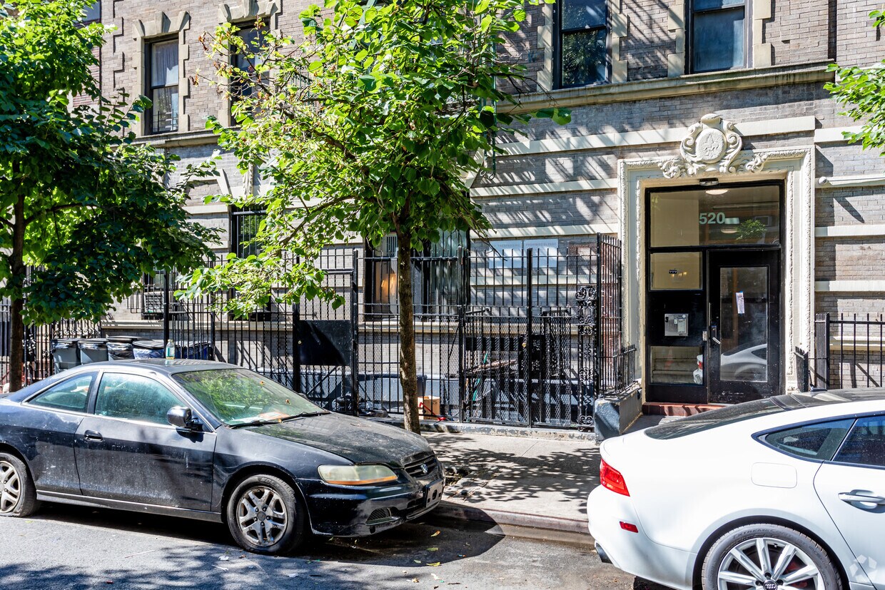 Entrance - 520 W 151st St