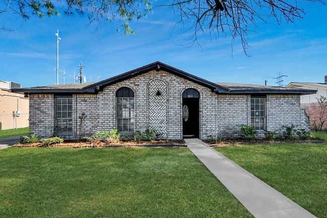 Building Photo - 8011 La Roche Ln