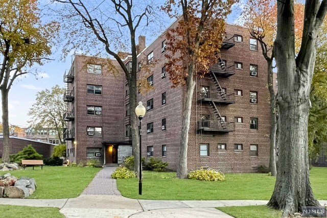 Primary Photo - 3030 Edwin Ave