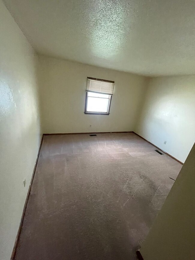 Building Photo - Bev House - 4 bedroom, 1.5 bath house - NO...