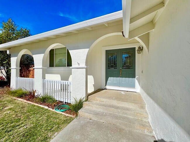 Foto del edificio - Elegant 4-Bedroom Home in Browns Valley – Pool, Privacy & Charm