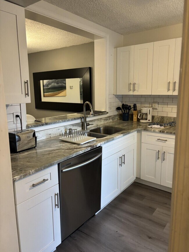 Foto del edificio - 5048 Heatherhill Ln