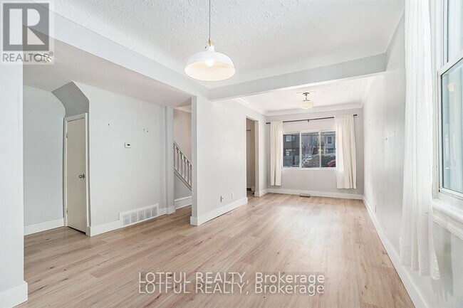 Building Photo - 11 Champagne Ave S