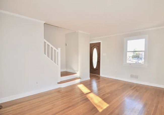 Living room looking to front door - 32 Park Ter