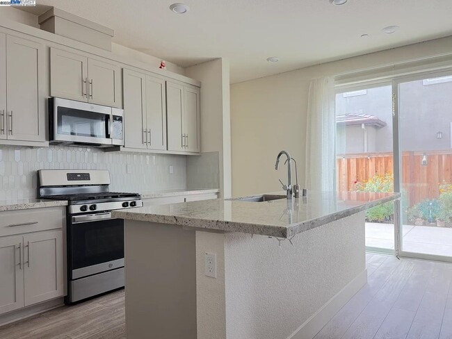 Building Photo - 2151 Daimler St