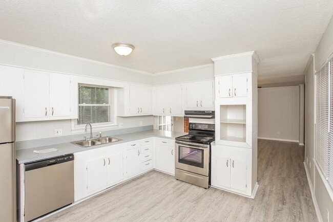 Building Photo - 4 Bedroom Home in West Columbia!