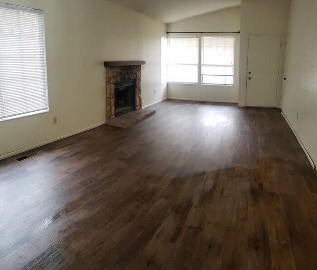 Foto del edificio - Sparks 3 bed 2 bath 2 car garage home located near The Marina For Rent