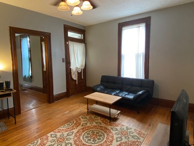 Foto del edificio - Adorable 2 bedroom 1 bathroom Germantown S...