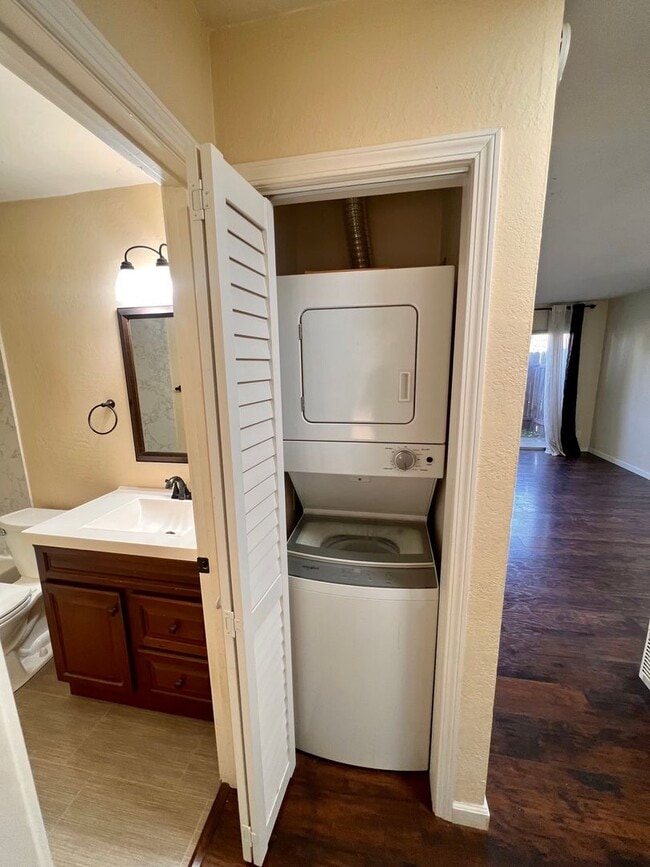 Building Photo - 2 Bed 1 Bath Condo in Martinez