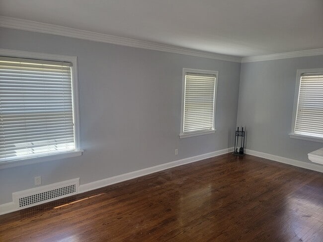 Building Photo - Cape Cod 3bed 1.5 bath in Westwood Hills, KS