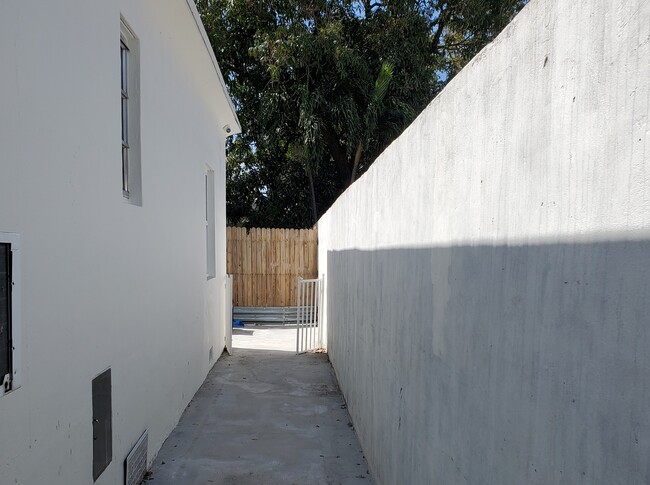 Building Photo - 1720 SW 9th St