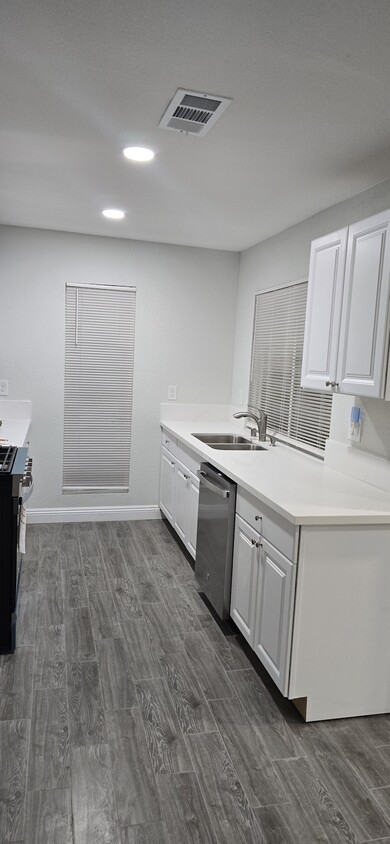 Foto principal - 1405 E Vegas Valley Dr