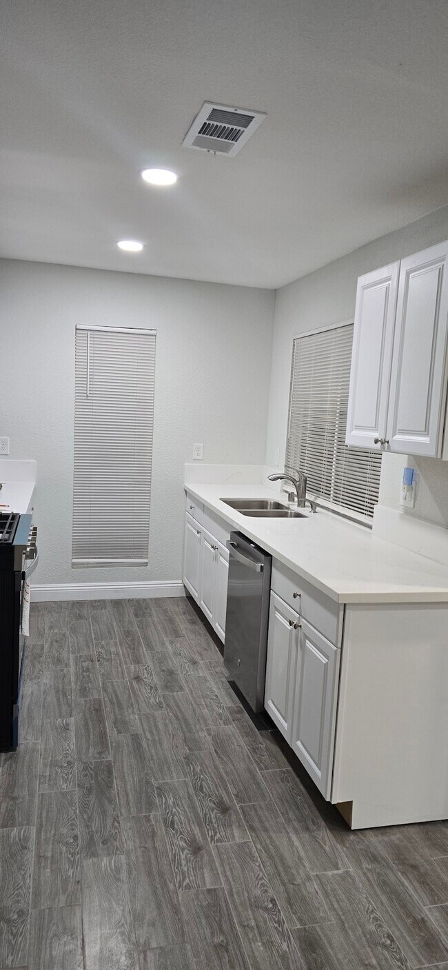 Building Photo - 1405 E Vegas Valley Dr