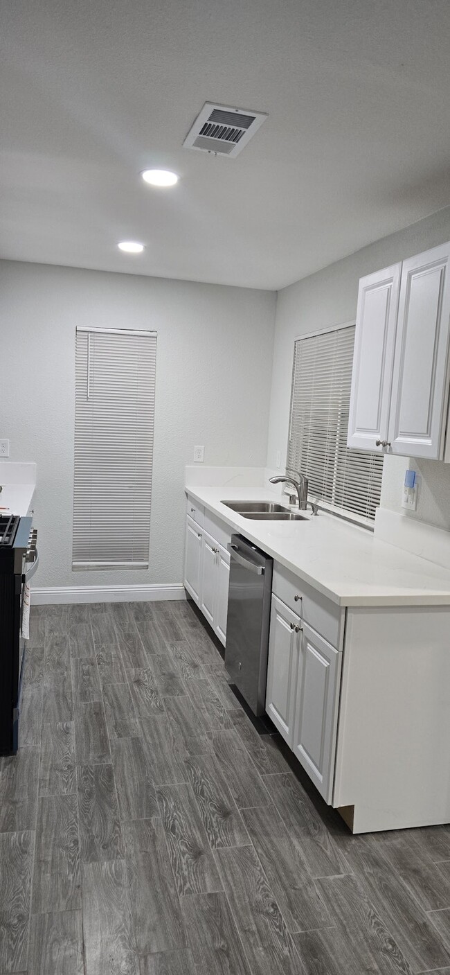 Building Photo - 1405 E Vegas Valley Dr