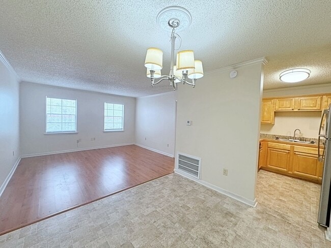 Building Photo - One Bedroom Upstairs Condo in Mid City - $...