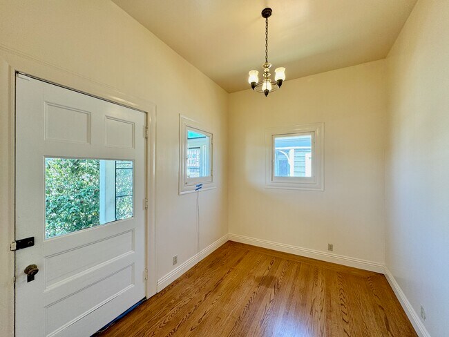 Front entry way - 1910 Union St