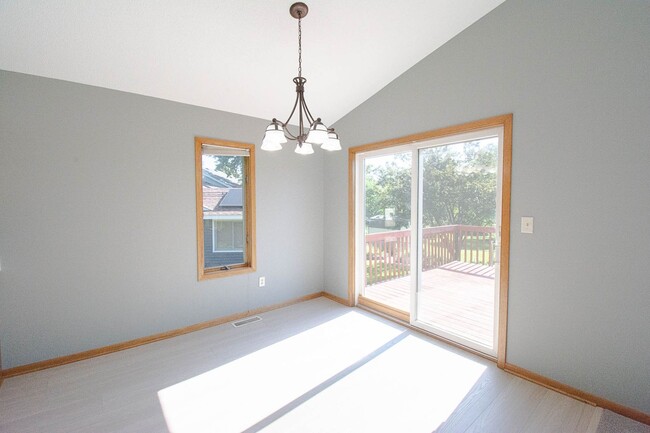 Building Photo - Pristine, Bright, and Move-In Ready in SW Rochester!
