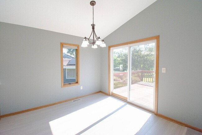 Foto del edificio - Pristine, Bright, and Move-In Ready in SW Rochester!