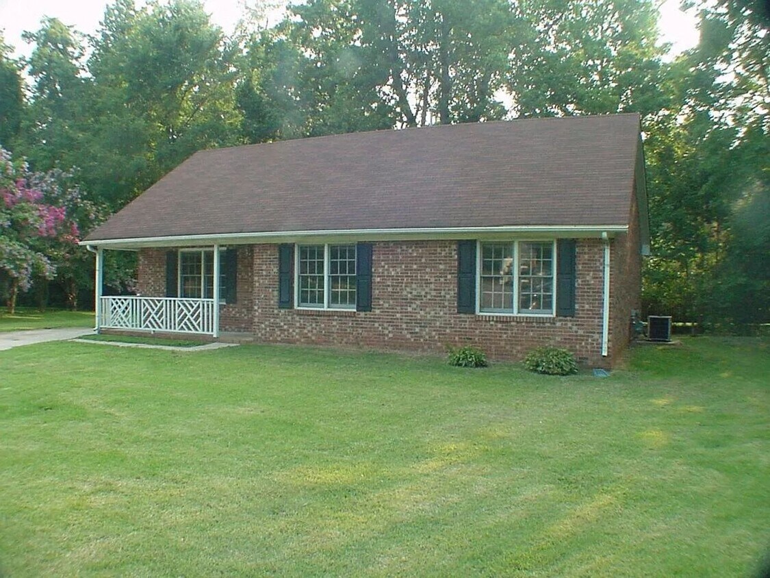 Building Photo - COMING SOON!!! Great 2 Bed 1 Bath in MEBAN...