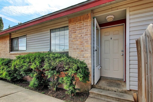 Building Photo - Room in Duplex on Luther Dr