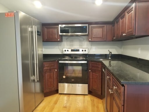 Foto del edificio - 35 Whitfield Rd