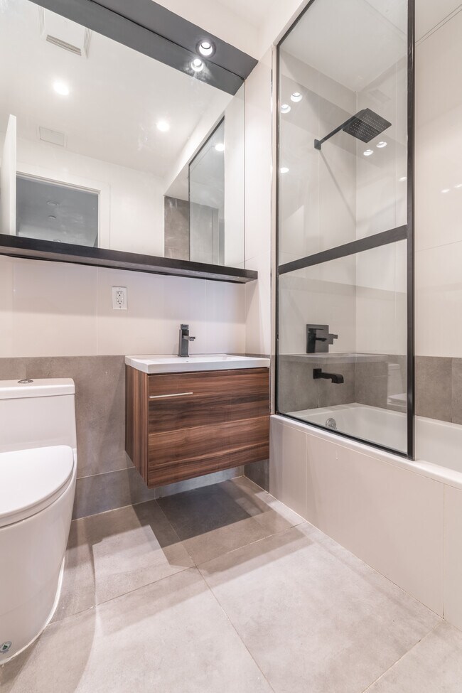 Foto del edificio - 1534 Putnam Ave