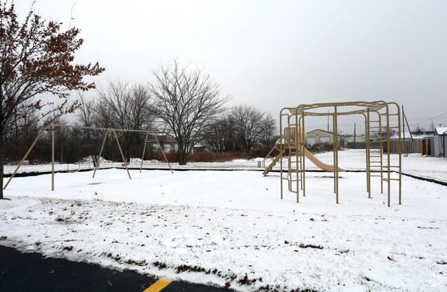 Building Photo - Lincoln Crossings Apartments
