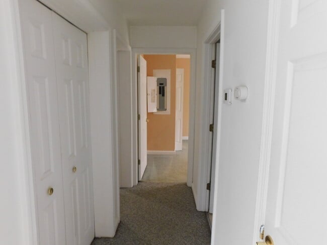 Building Photo - Ranch Style Private Entry Duplex