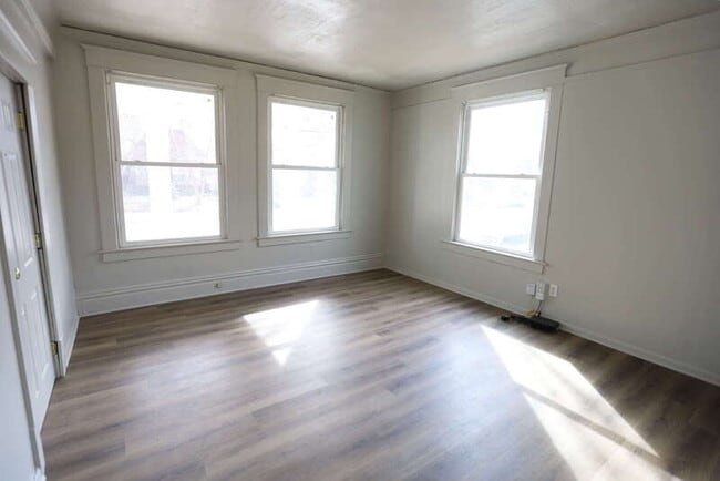 Building Photo - 437 Eastern Ave SE